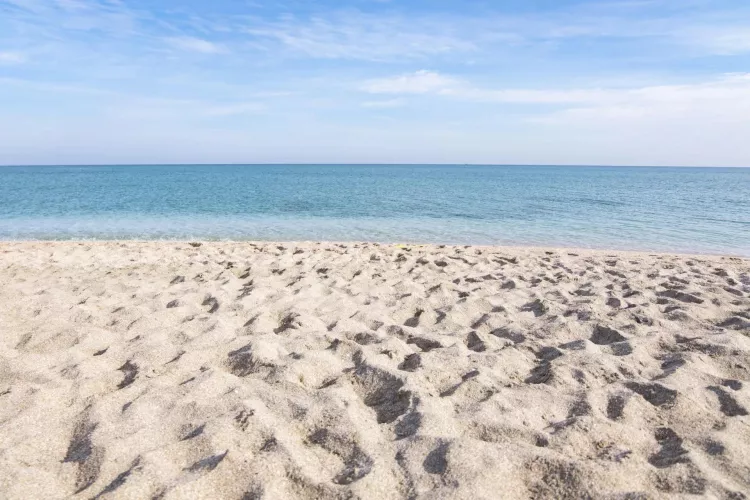 Warm golden sand by ert12tr