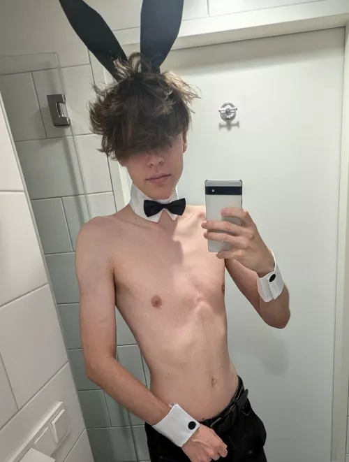 Anyone wanna give this bunnyboy a carrot? 🐰 by BaloonRaccoon