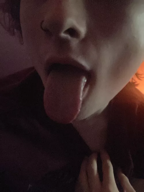 Looking for a handsome twink bottom 😉 come talk 😘 by theQueerExtrovert