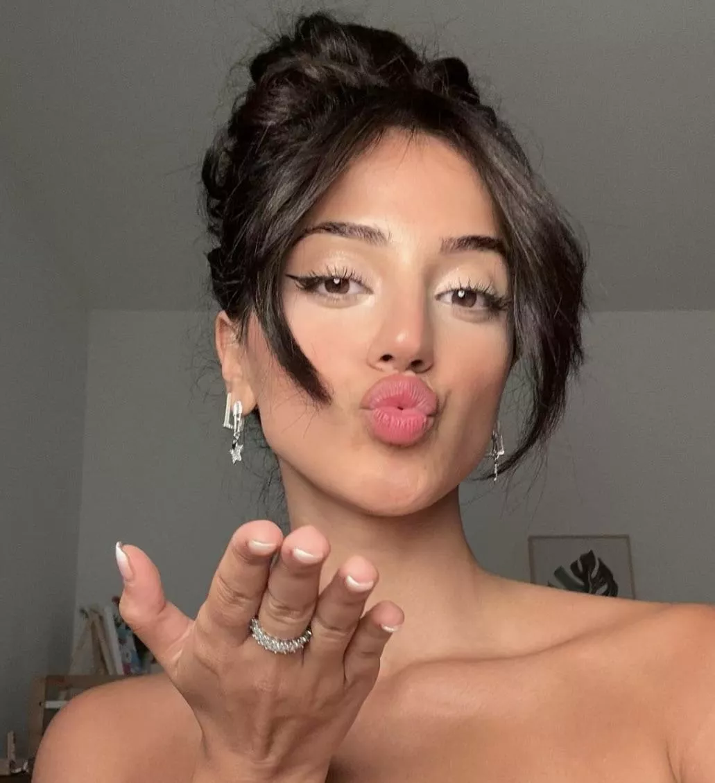 Melody Oz posted by Single_Awareness629