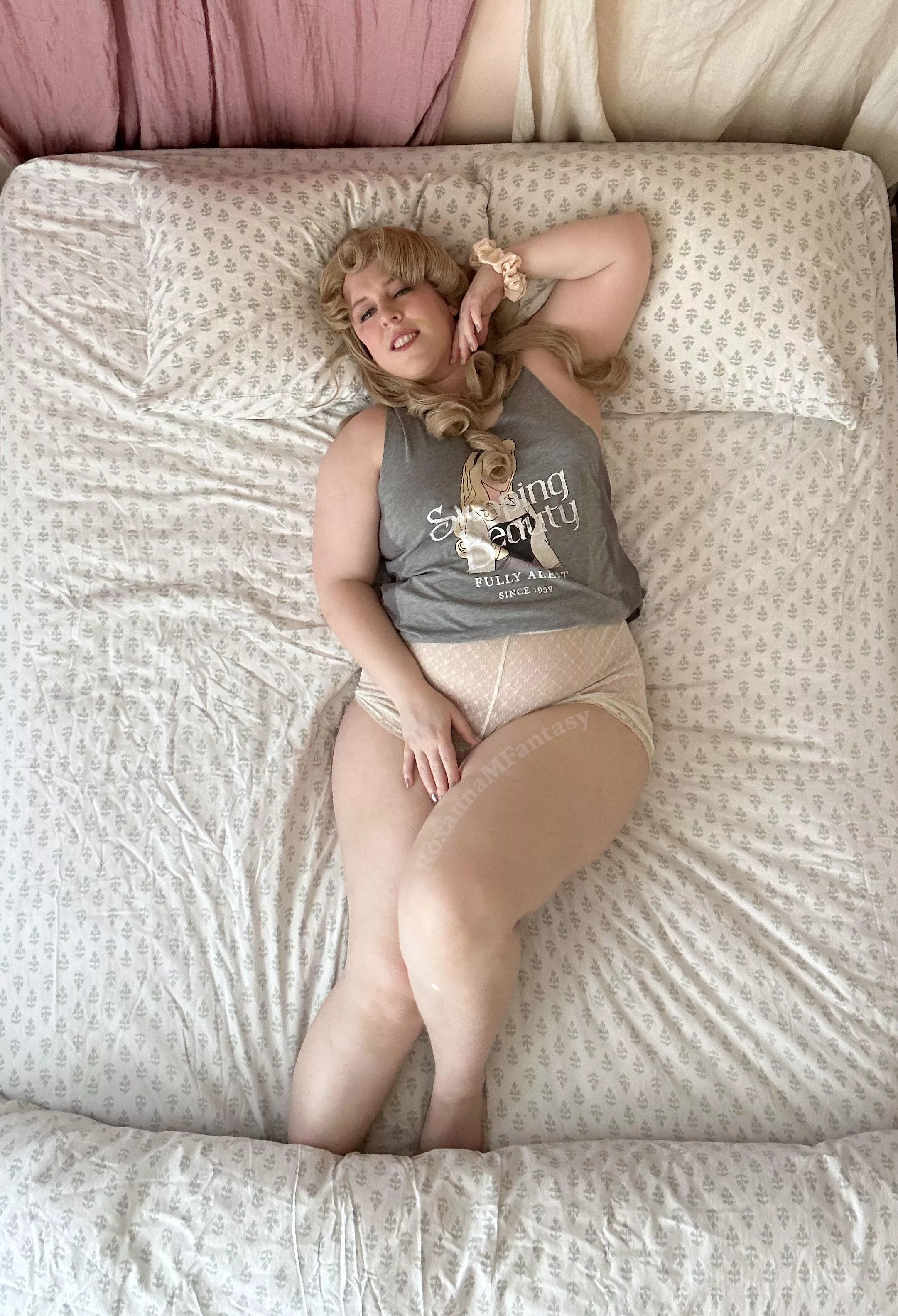 Sleeping Beauty's waiting in bed for you posted by RoxannaMFantasy