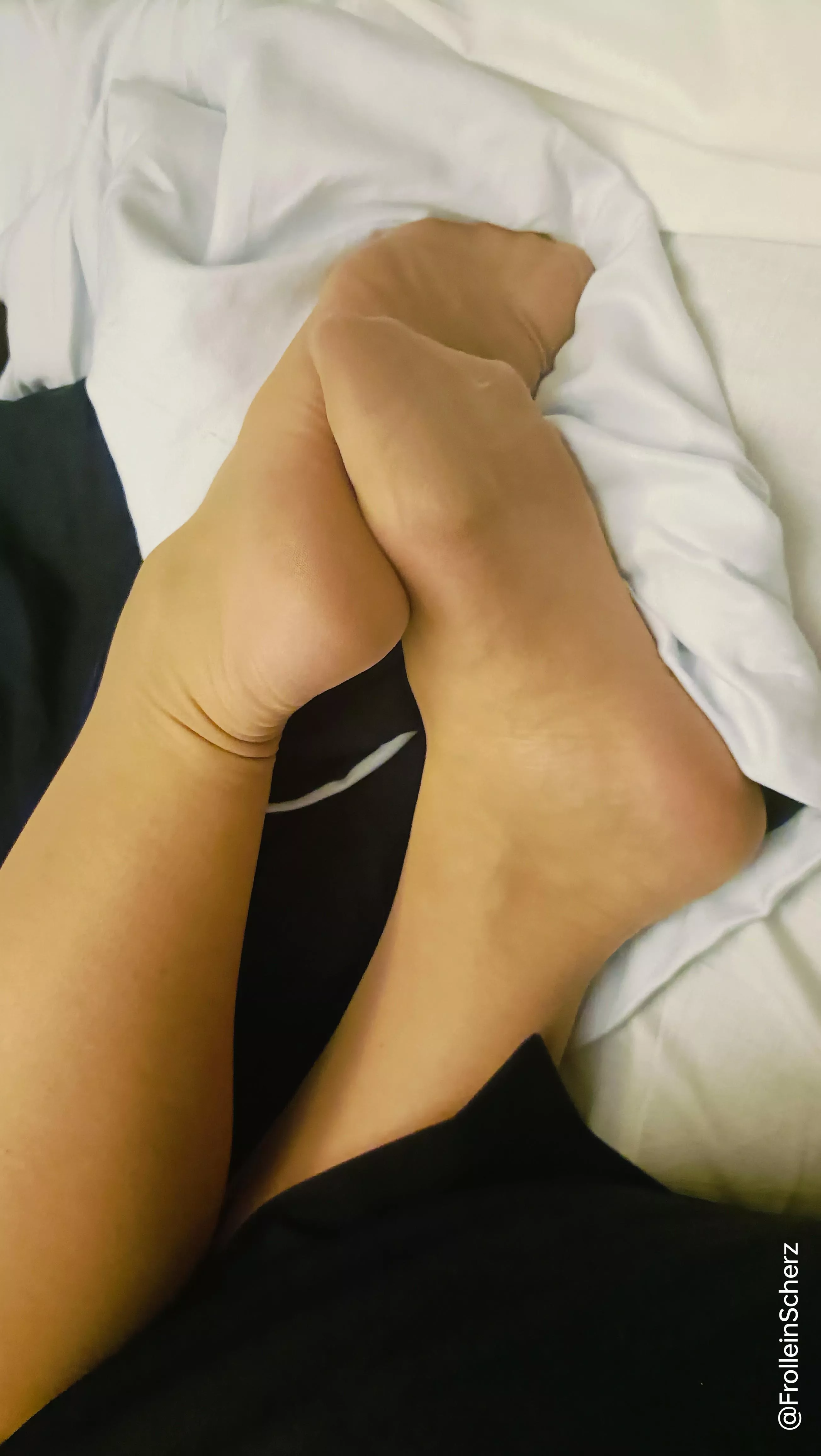 Just some very tired cabin crew bunk feet 🫶 posted by frolleinscherz