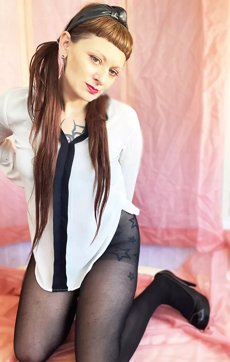 perfect length to wrap once around your hand and still have enough pigtail to dance around posted by IndigoNovaa