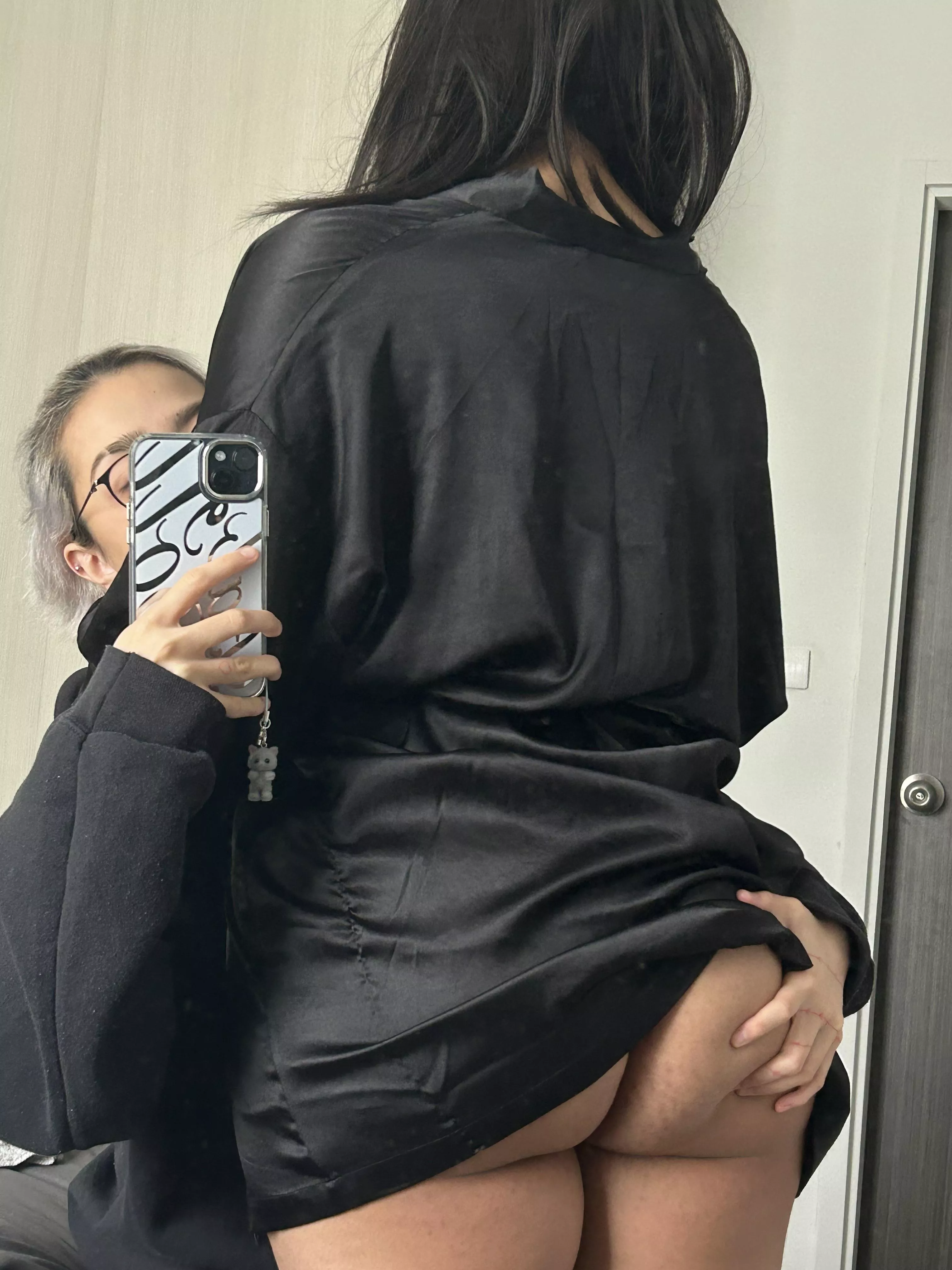 🍑 >> posted by JitterySnapshot