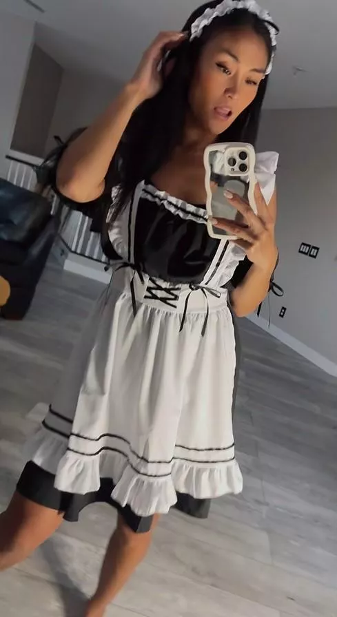 A good maid on her knees knows how to please you posted by sunshinemaidxo
