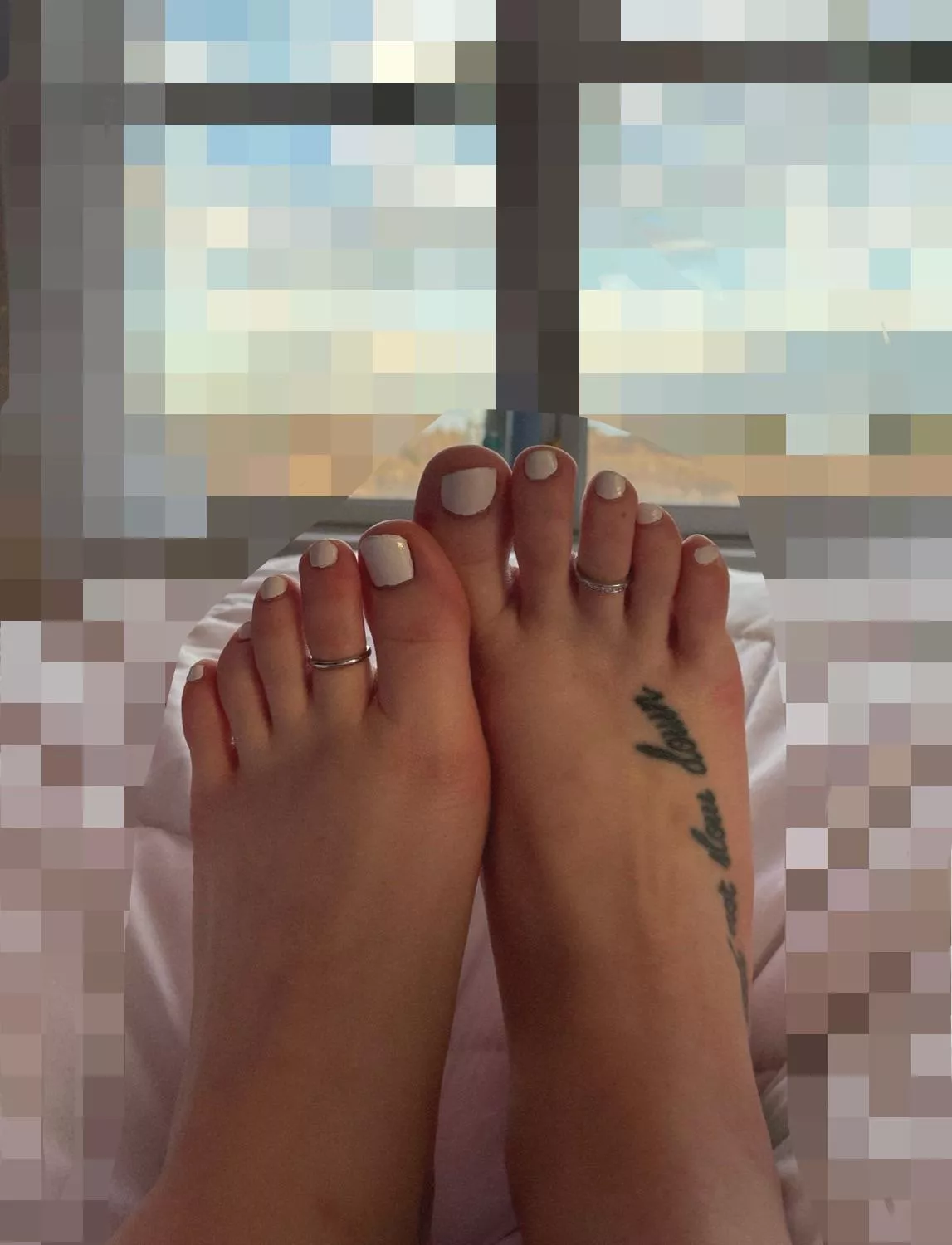 happy feet friday 🩷 posted by daisyjade333