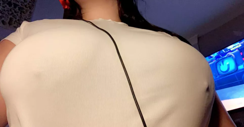 If you can tell what I’m playing, I might show you what’s under my shirt  by evieforrest