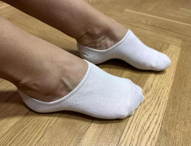 My feets want to be touched by _LUNA_angel