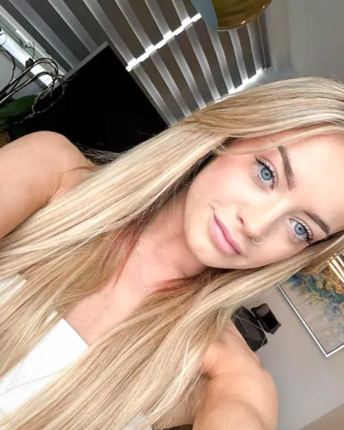 Catching eyes from across the street by Scarletteee1