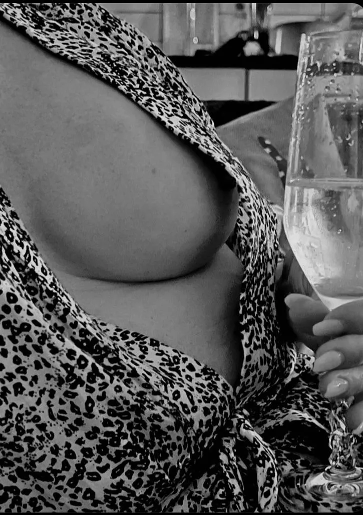 Champagne Friday 🥂🇸🇪 posted by StockholmMILF