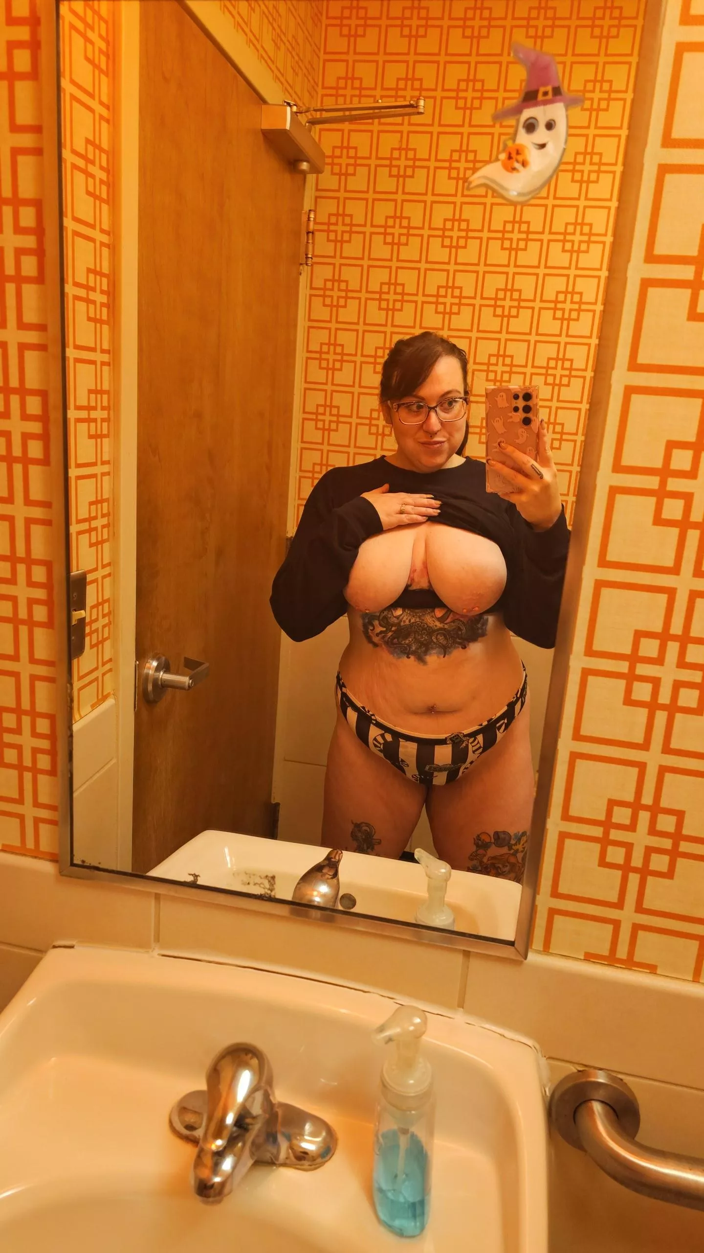 Do y'all like my work decorations posted by MegaTiits69