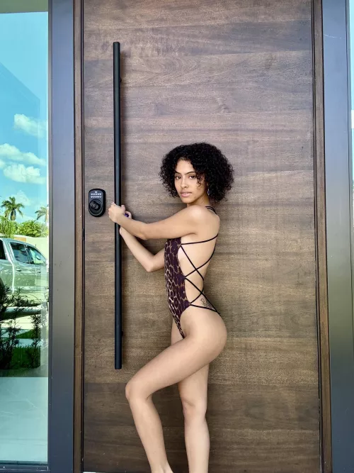 Small and irresistible by naomidazexo