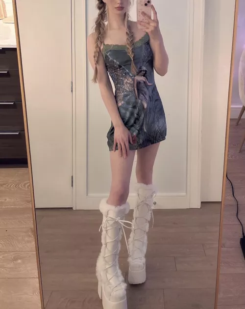 I love a good cunty, chunky bratz doll boot  by DistributionWhich194