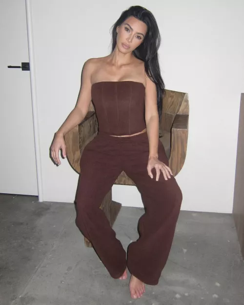 Kim and her perfect feet 😍 by Sweetchillsauce
