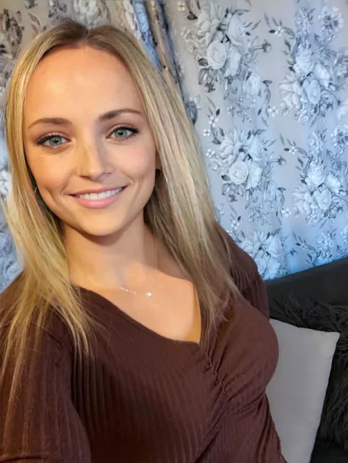 Petite British hotwife says hello, and she's ready to say goodbye to your clothes by The_Petite_Vixen