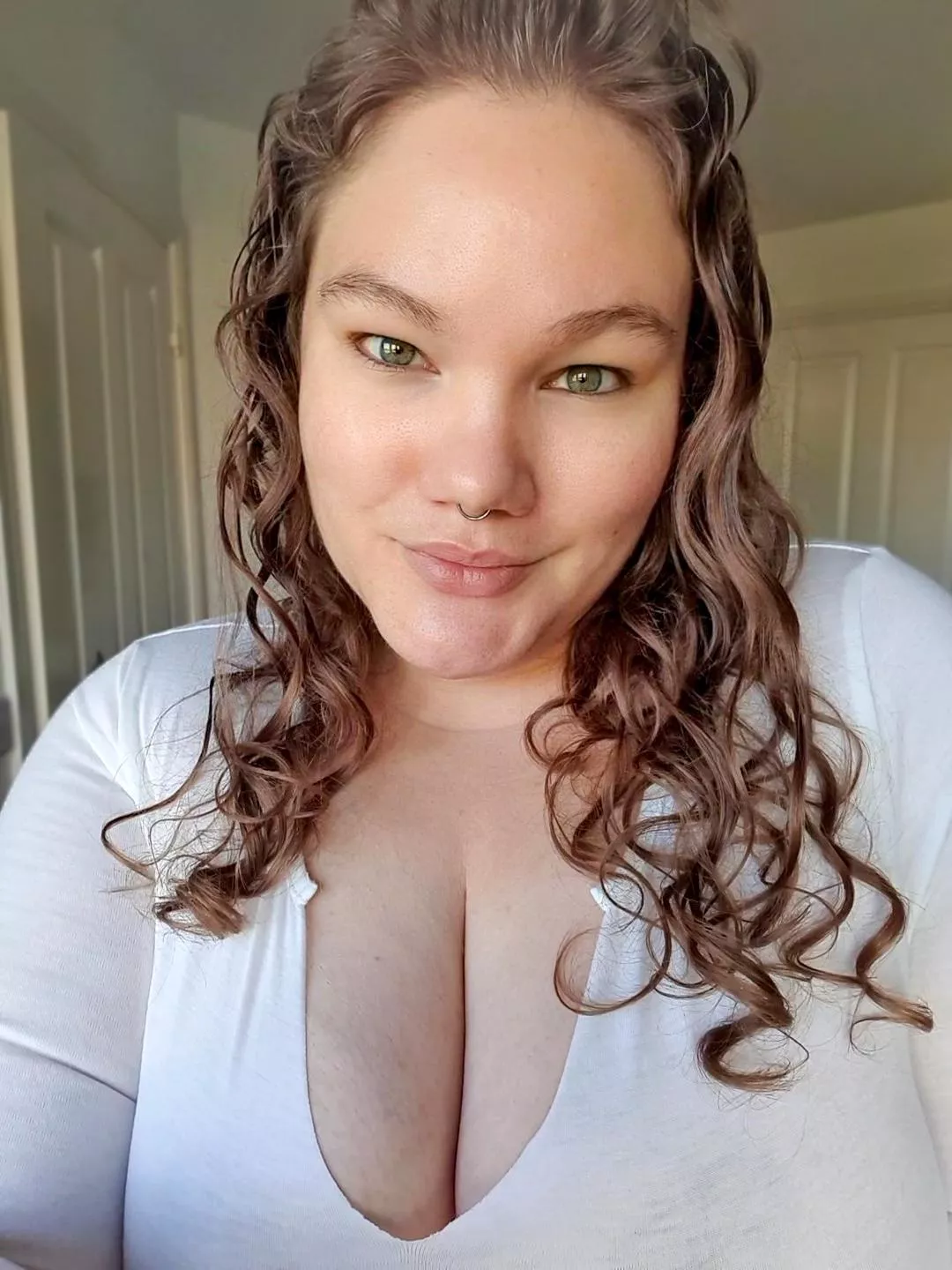 Are curls and green eyes a cute combo? posted by xxohbunnyxx