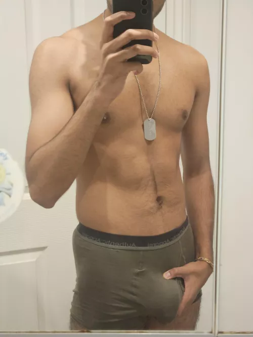 19 [M4F] Virgin, fit guy looking for a nice older lady to teach me how to pleasure a woman by S6726
