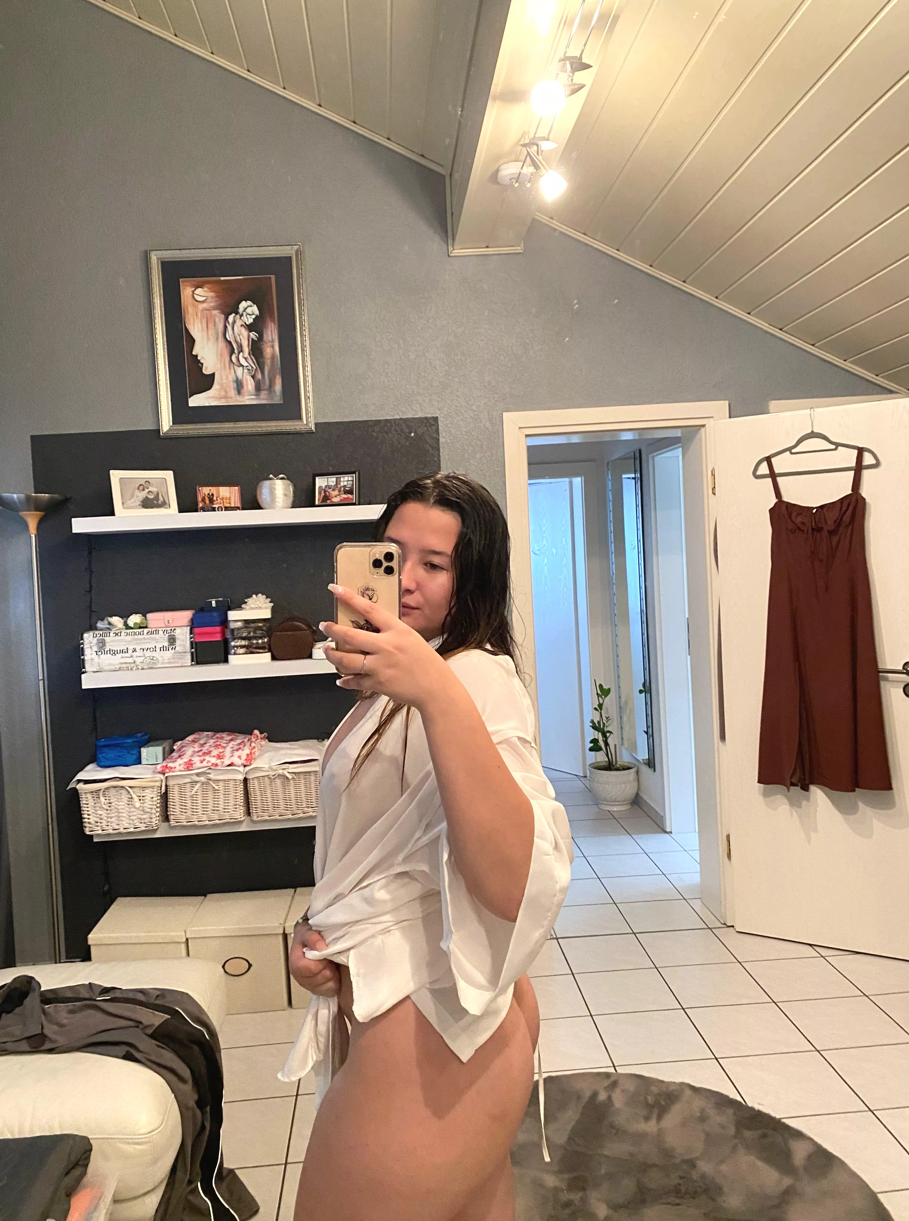 A view of the slender body in the mirror posted by SeductiveVera