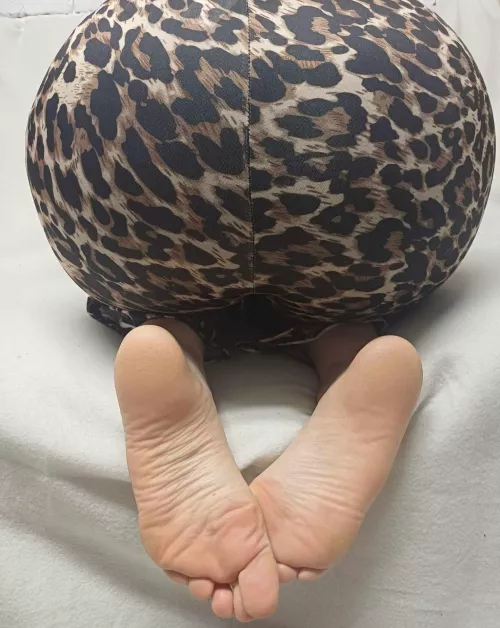 Be a good boy and cum on my ass and feet 😈🥵 by SexyLusciousFeet