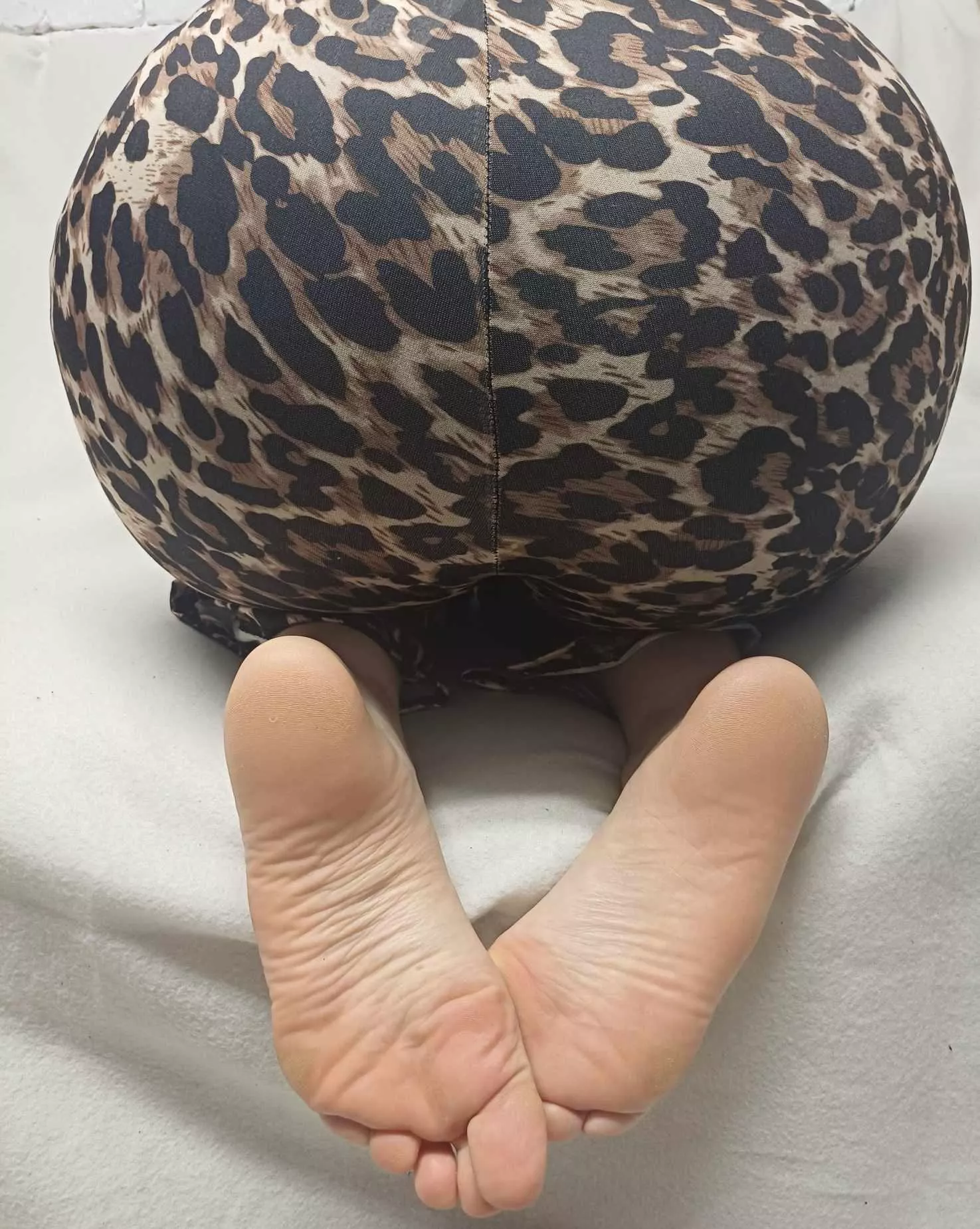 Be a good boy and cum on my ass and feet 😈🥵 posted by SexyLusciousFeet