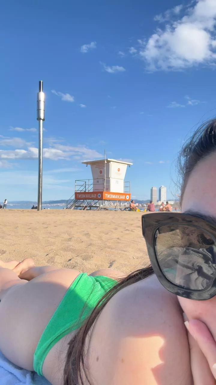 Ceux qui veulent voir mon cul sans ce string, vous n'avez qu'à liker 😏😈 posted by Carla_Bsx