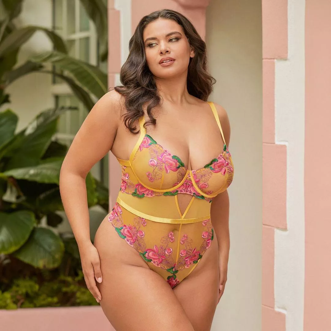 Elisabeth 💛 posted by darkestfoxnyc