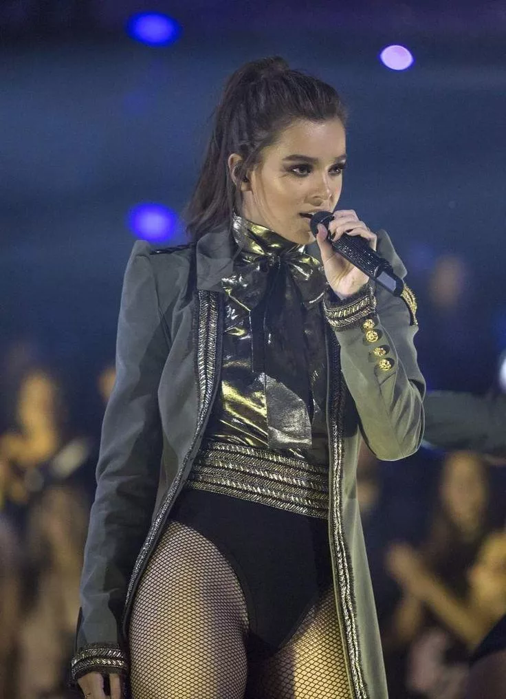 Hailee is too sexy.😳🥵😍 posted by Mean_Storage2286
