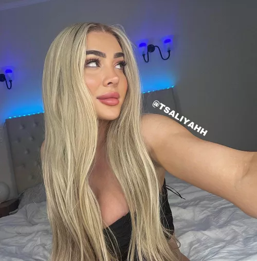 I look pretty cute as a blonde, would you agree? 🤭 by tsaliyahh