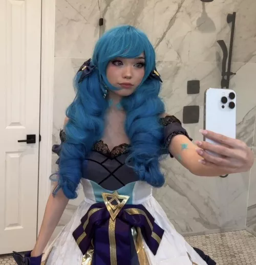 Queen Emi’s cosplay is perfect by sissybobbybrown