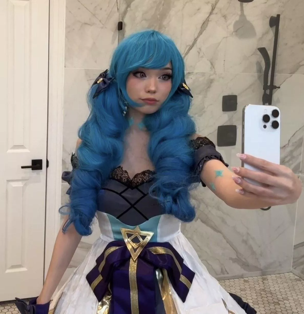 Queen Emi’s cosplay is perfect posted by sissybobbybrown