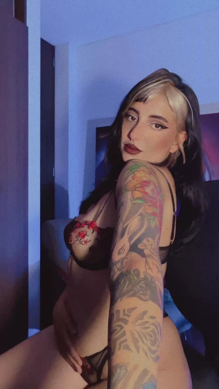 [selling][custom] I'll be the adventure you've always wanted! Available [bdsm][dirty][sub][pic][vid][cam][gfe] If you want, can verify!  posted by simmoneb