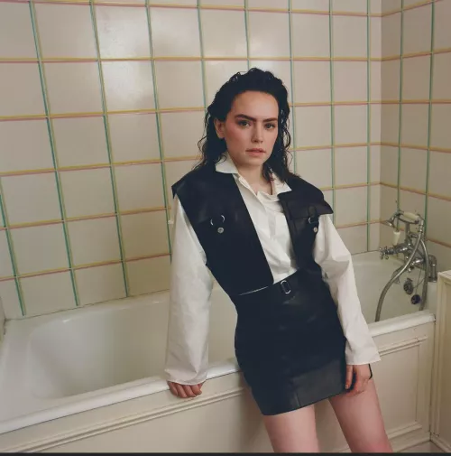 All I want is to get absolutely filthy with a bi bud for Daisy Ridley's hard abs and perfect legs all day! by clearbluedreams