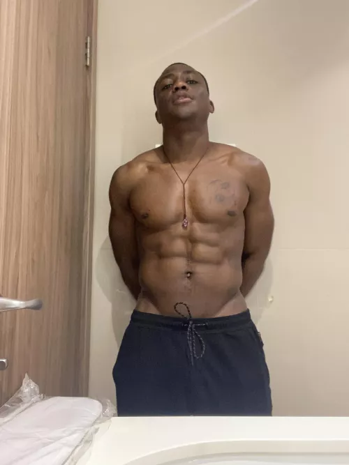 Anyone else get a little turned on from staring at their own progress pics? 🖤🍫 by blackerDiCaprio