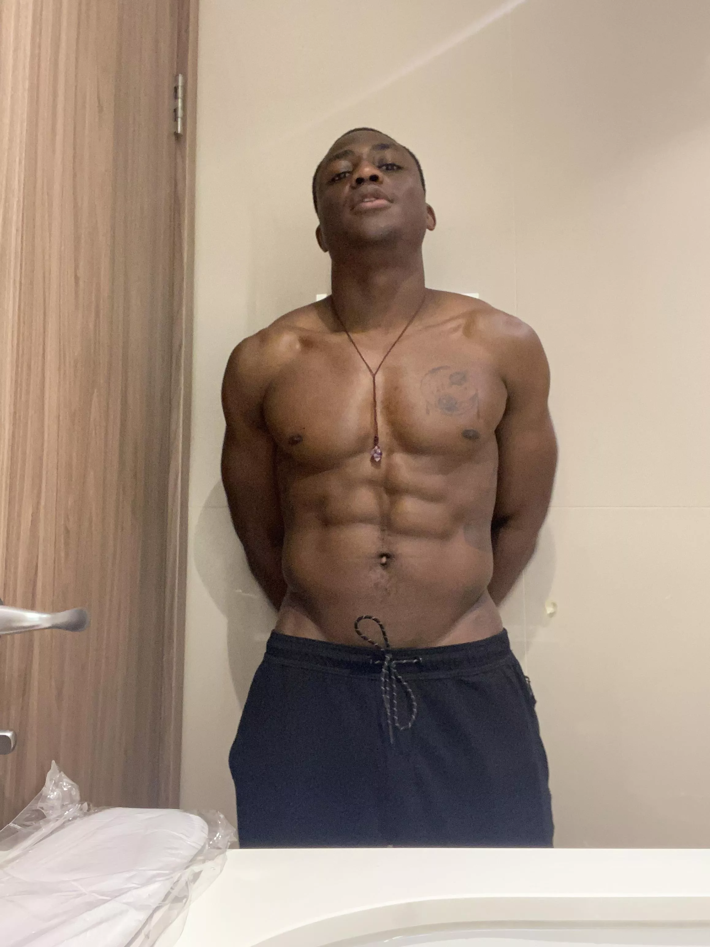 Anyone else get a little turned on from staring at their own progress pics? 🖤🍫 posted by blackerDiCaprio