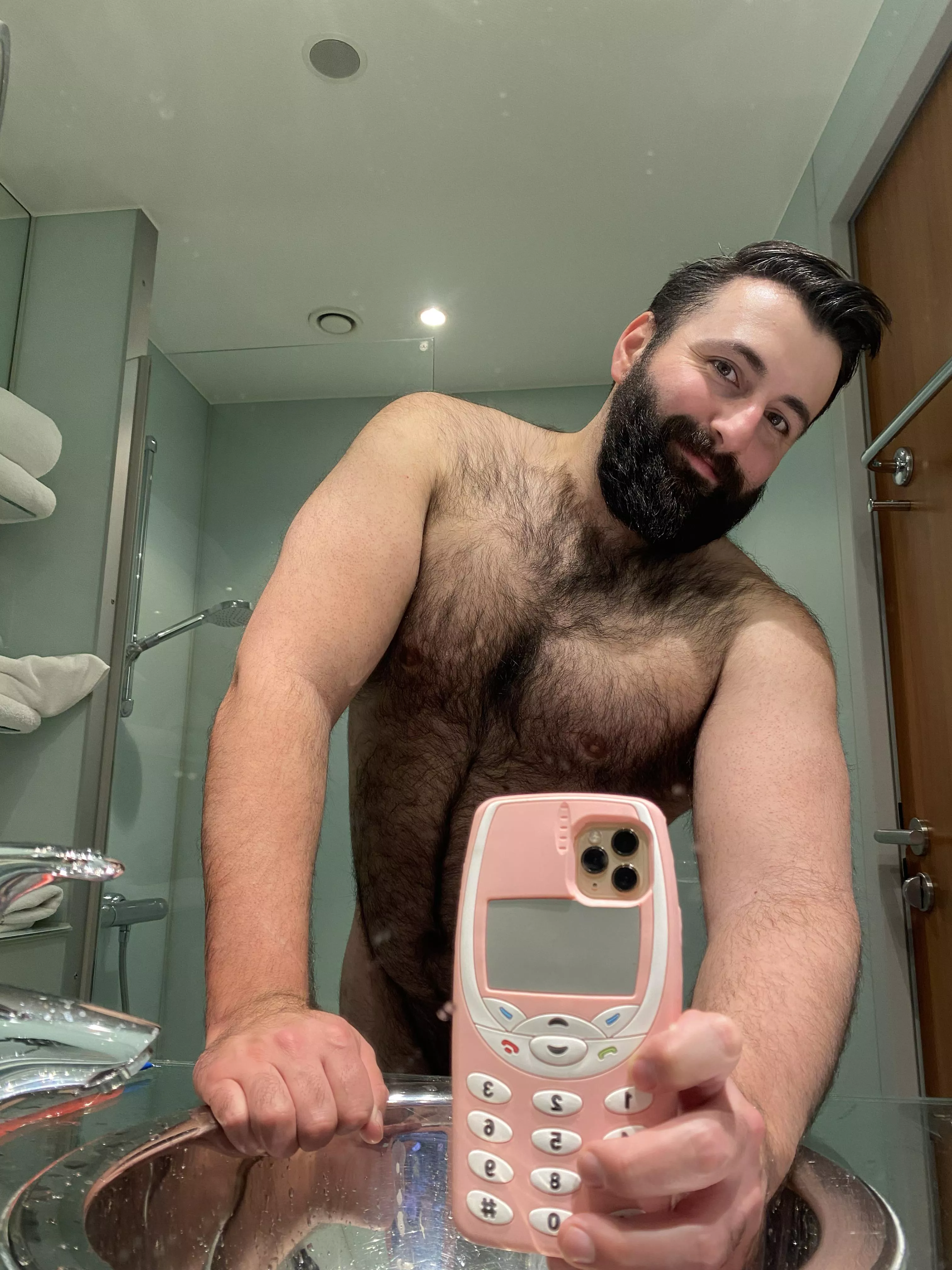 Hotel bathroom lighting is good for accentuating that nice fur, happy Monday everyone 💖🇸🇪 posted by dhorinfireheart