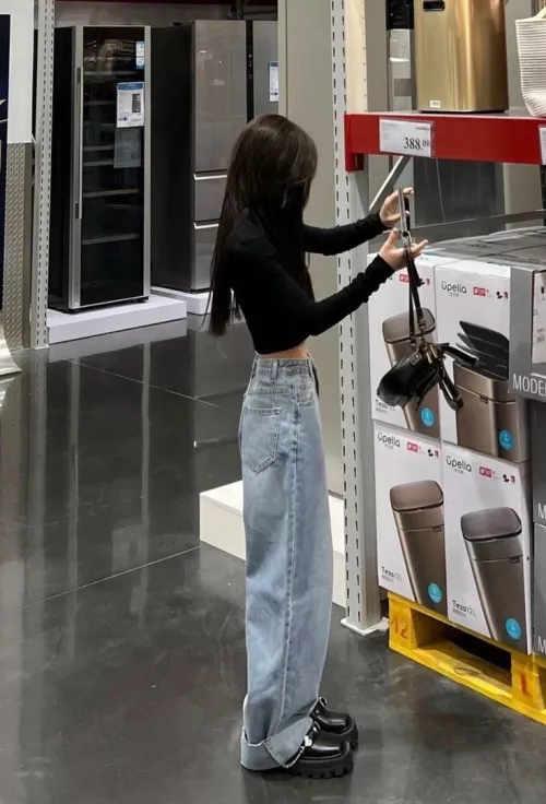 i'm just your tiny and flat nerdy asian gamer gf that likes being degraded and fetishized 👉👈 by ricebunnyxx