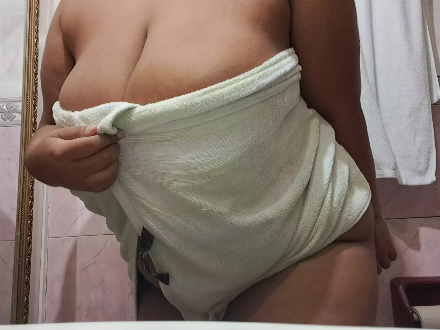 Mommy needs some help in the bathroom posted by Latinafeetfreedom