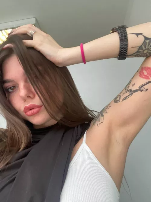 My sweaty armpits after a workout) Do you want to smell it?) by piper_kitty1