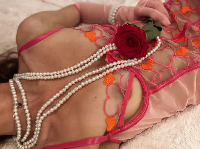 Pearls are Anna’s best friends by Footish_ann