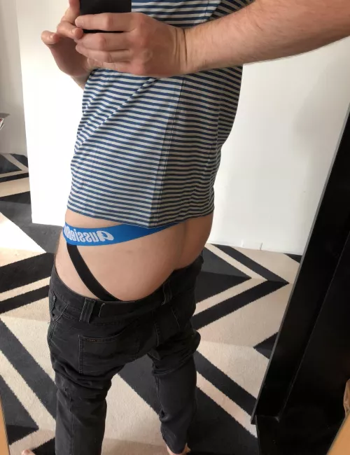 The great thing about being somewhere warmer for a few days is that I no longer need to dress for warmth. Such a treat in February. by Richardse110