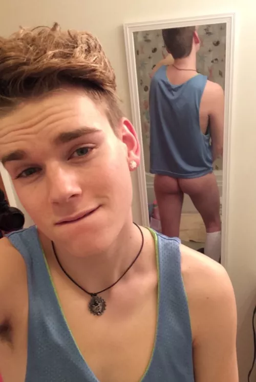 [19] Gotta love that perfect size mirror! 👀 by apoplectic_calmness