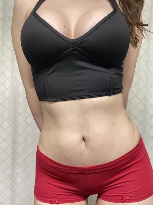 Black isn’t so slimming by Miss_Peachez