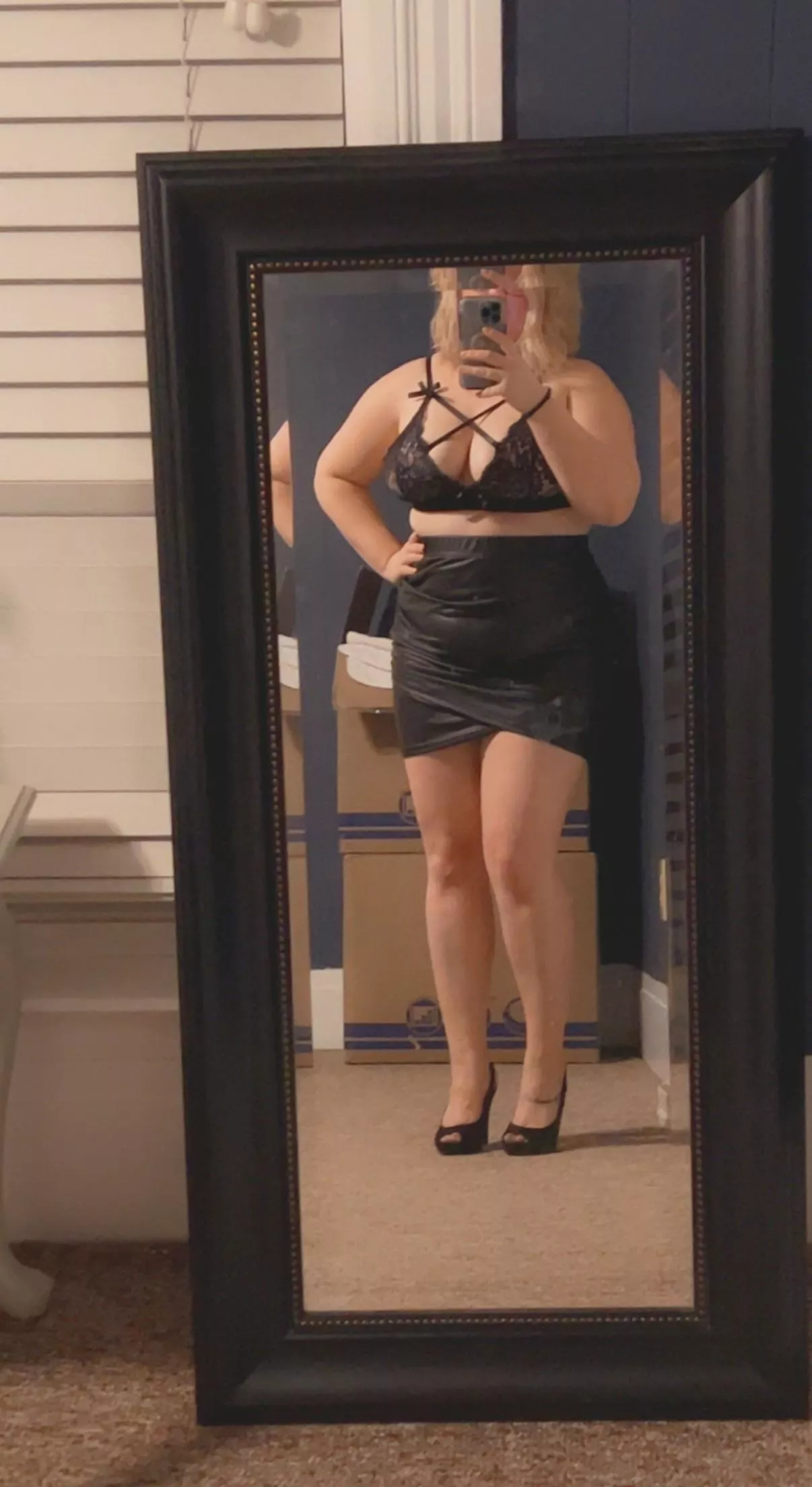 Come over, I’m answering the door like this [34F] posted by xxams33