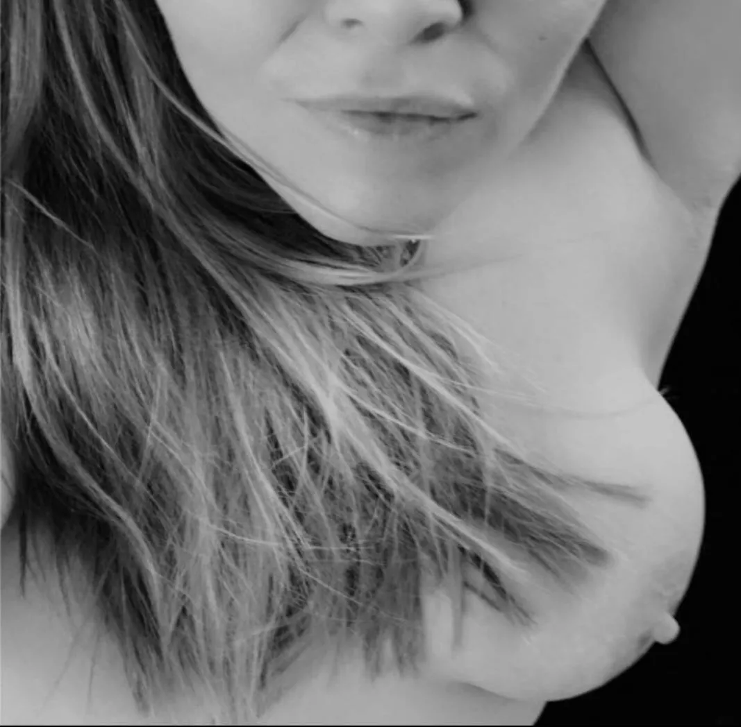 [F] pose 💋❤️ posted by OutlandishnessMain69