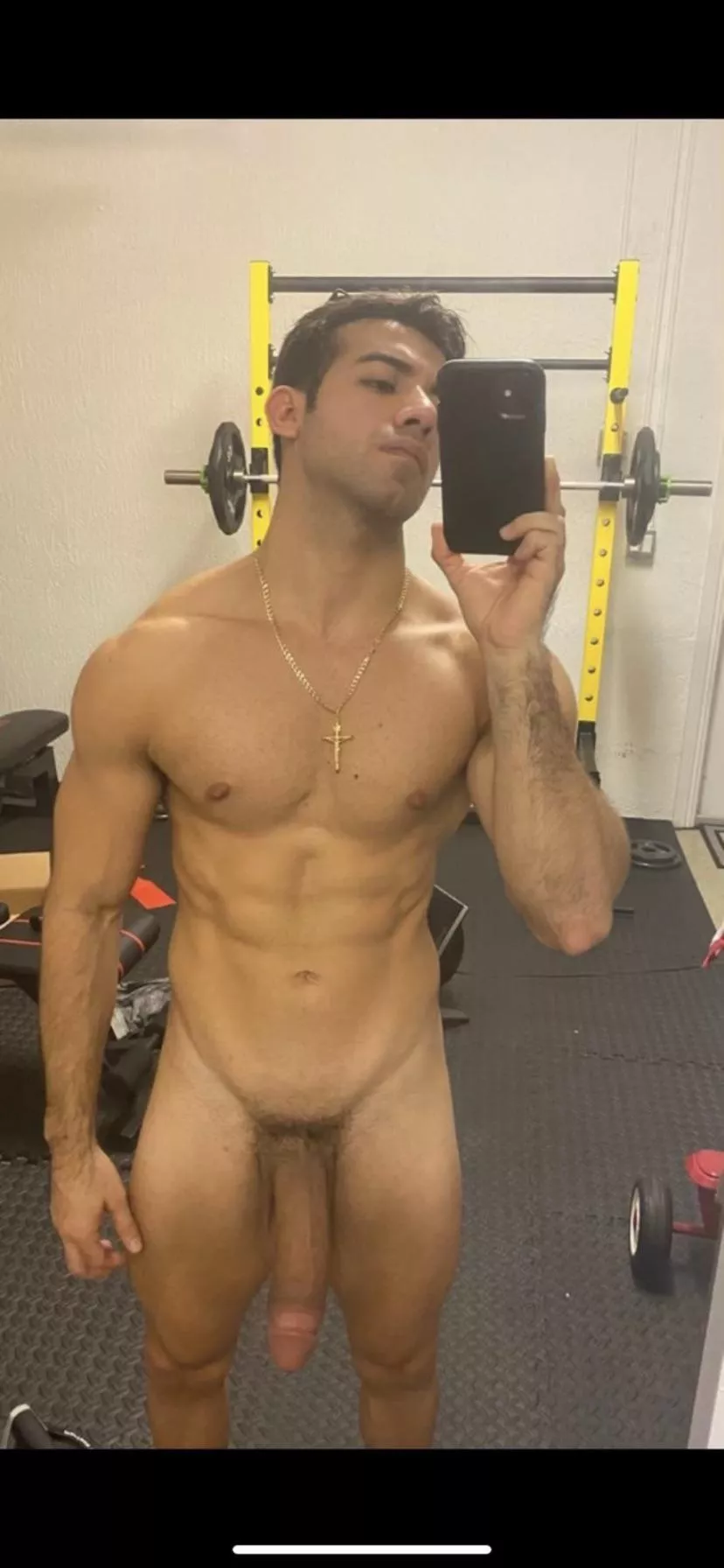 Gym selfie posted by Feisty-Station-2884
