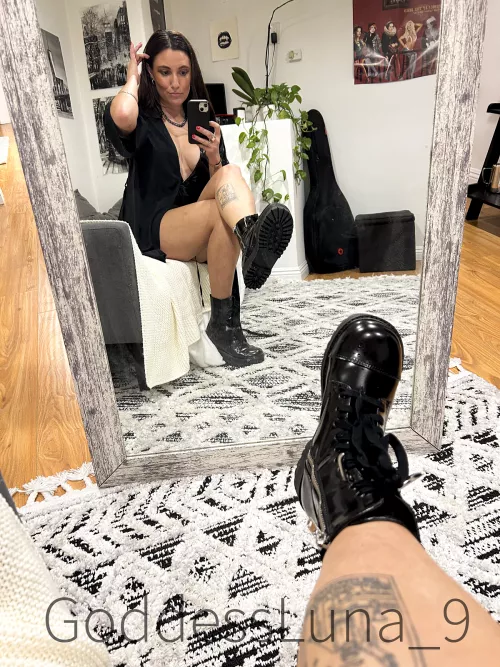 Life is really easy when you’re absurdly sexy. by Goddessluna_9