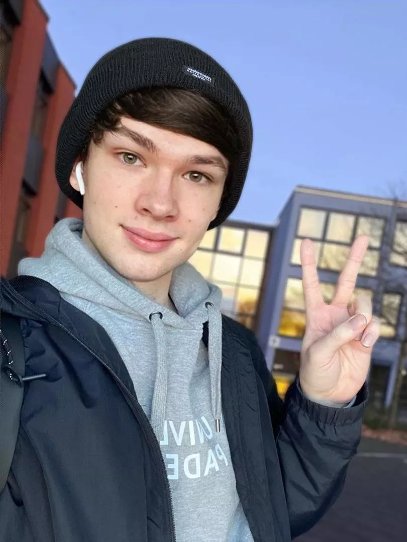 Peace! ✌🏻 posted by AidenMox