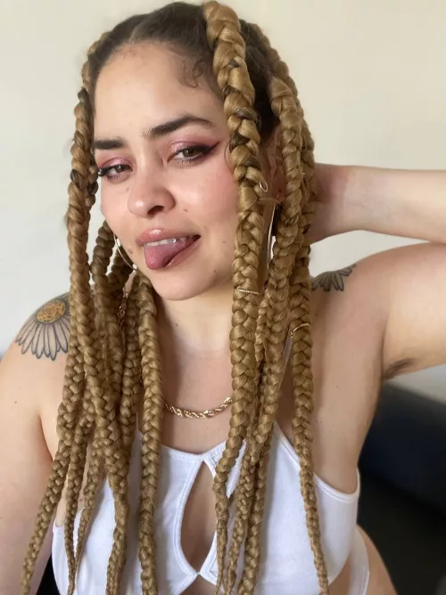 Pretty girl, wild body. by LittleHairyStoner