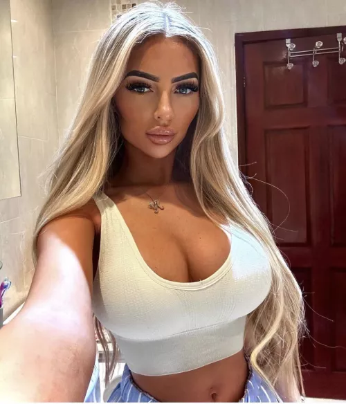 Stunning by BitOfaPervv