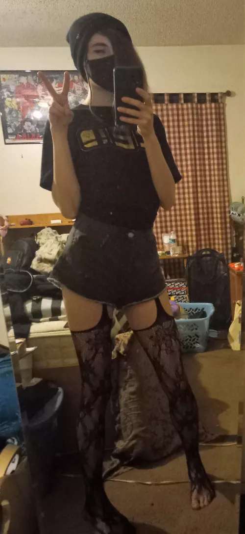 these leggings are comfy :> by luccakitten